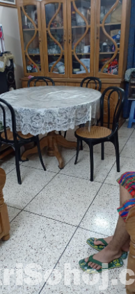 round dining table with 4 chairs (used)